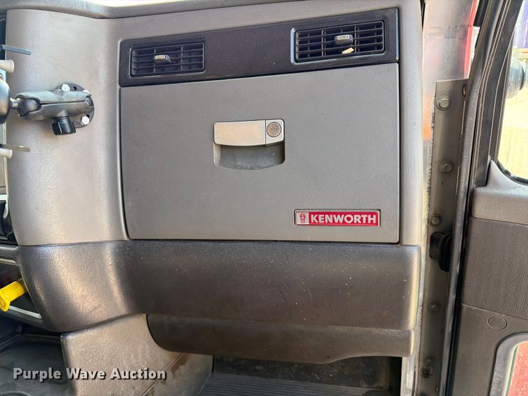 image for item DQ7953 2016 Kenworth T4 semi truck