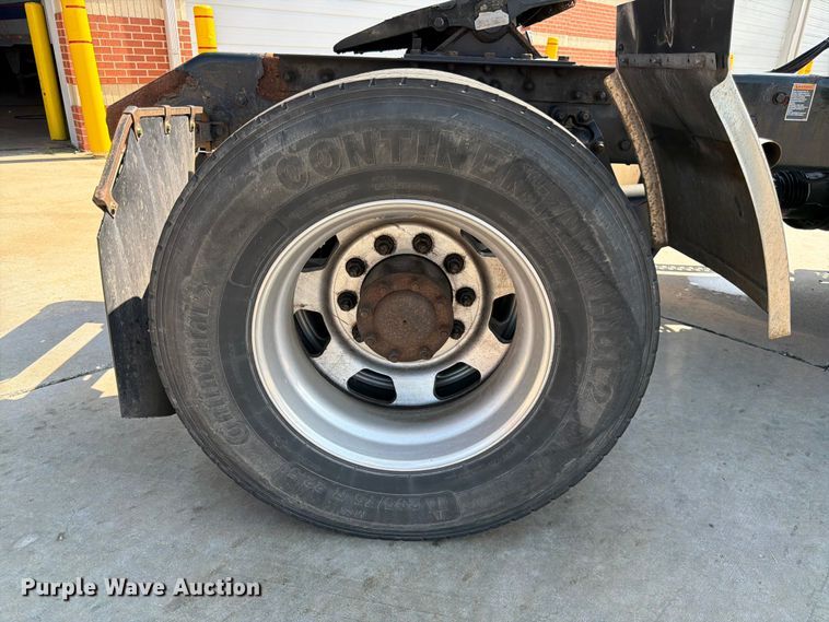 image for item DQ7953 2016 Kenworth T4 semi truck