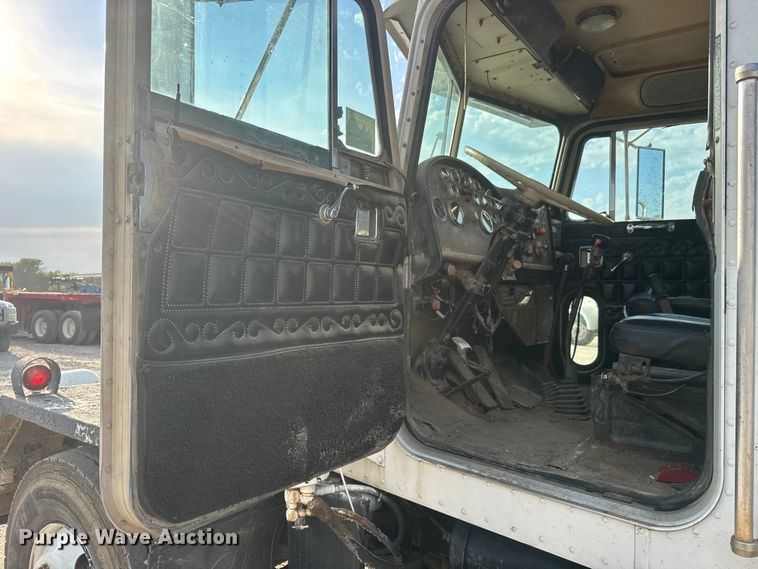 image for item DW6776 1983 Peterbilt 353 semi truck