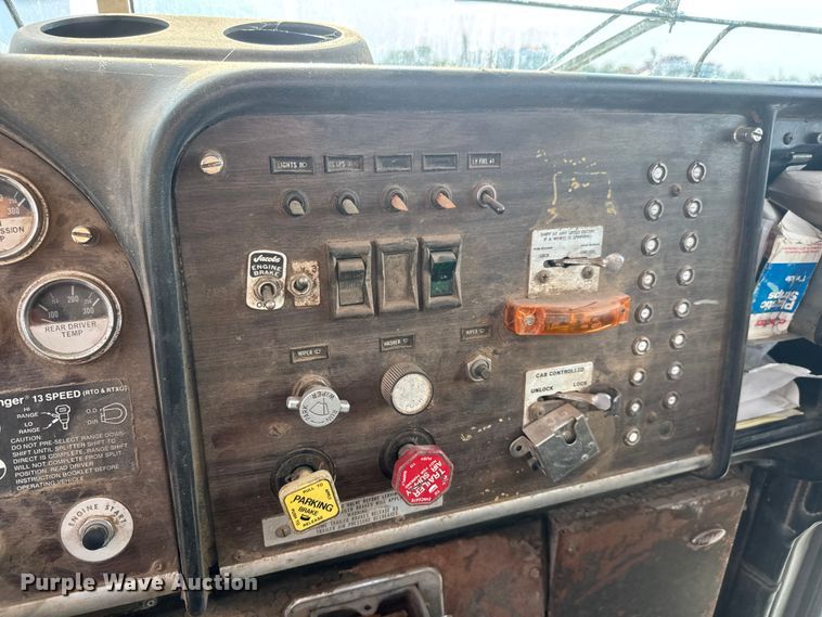 image for item DW6776 1983 Peterbilt 353 semi truck
