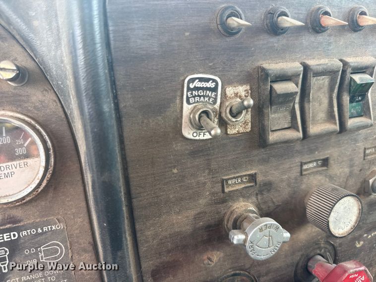 image for item DW6776 1983 Peterbilt 353 semi truck