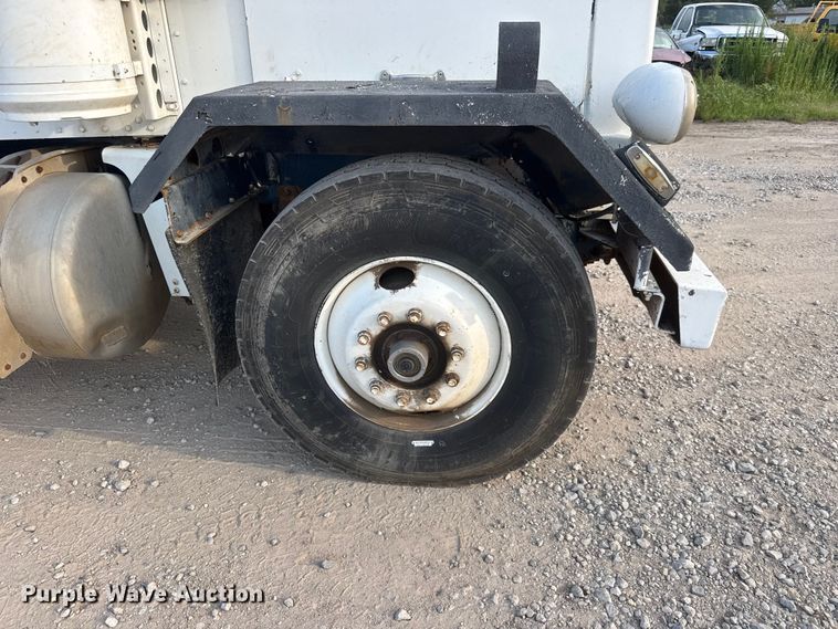 image for item DW6776 1983 Peterbilt 353 semi truck