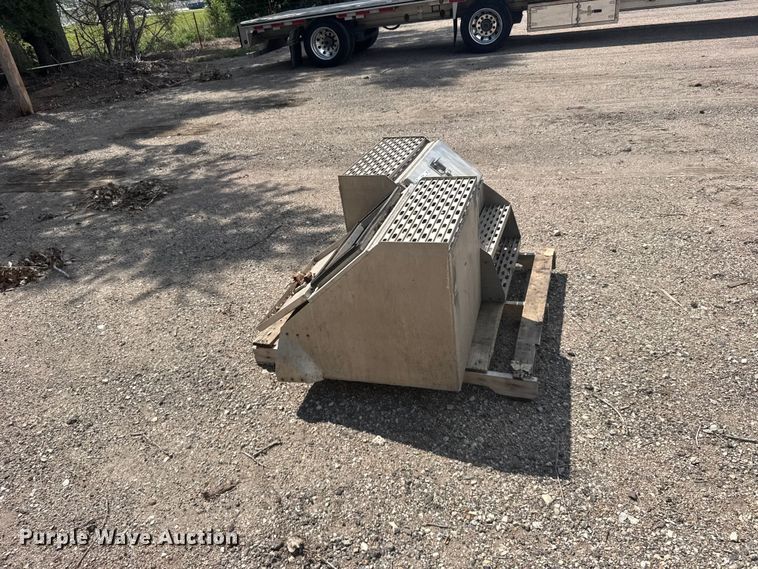image for item DY2991 Merrit truck steps