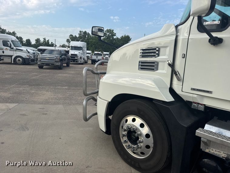image for item DY3070 2024 Mack Anthem semi truck