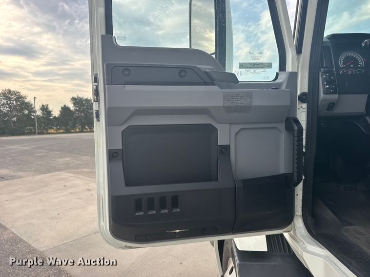 image for item DY3070 2024 Mack Anthem semi truck