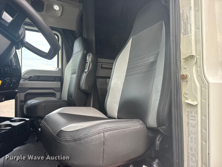 image for item DY3070 2024 Mack Anthem semi truck