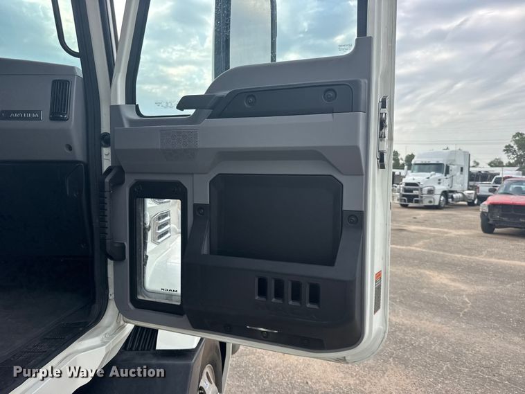 image for item DY3071 2024 Mack Anthem semi truck