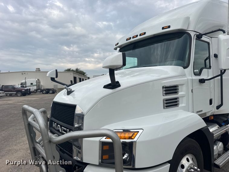image for item DY3072 2023 Mack Anthem semi truck