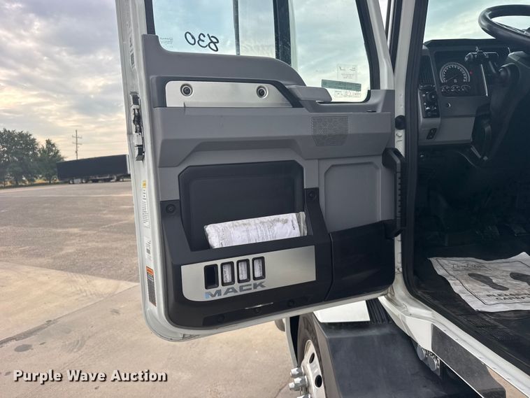 image for item DY3072 2023 Mack Anthem semi truck