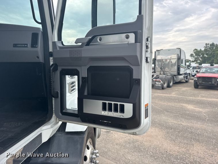 image for item DY3072 2023 Mack Anthem semi truck