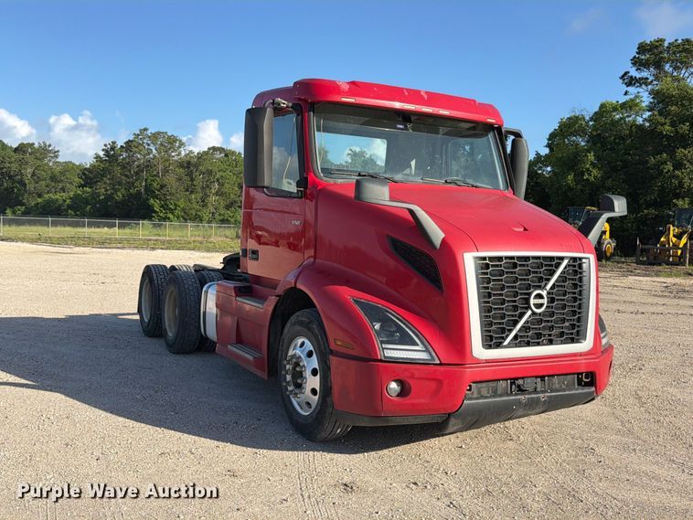 image for item ED5317 2019 Volvo VNR semi truck
