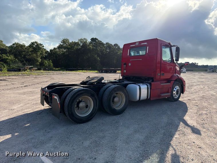 image for item ED5317 2019 Volvo VNR semi truck