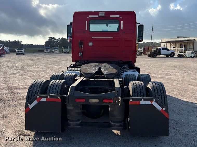image for item ED5317 2019 Volvo VNR semi truck