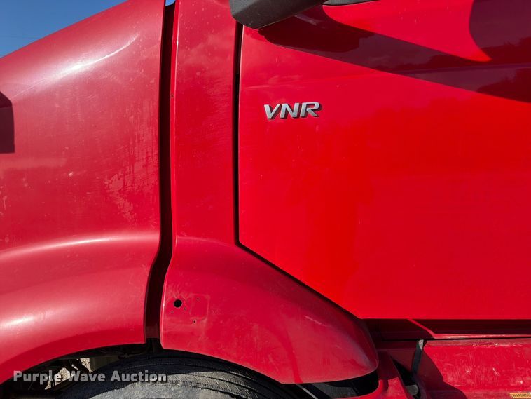 image for item ED5317 2019 Volvo VNR semi truck