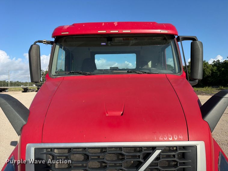 image for item ED5317 2019 Volvo VNR semi truck