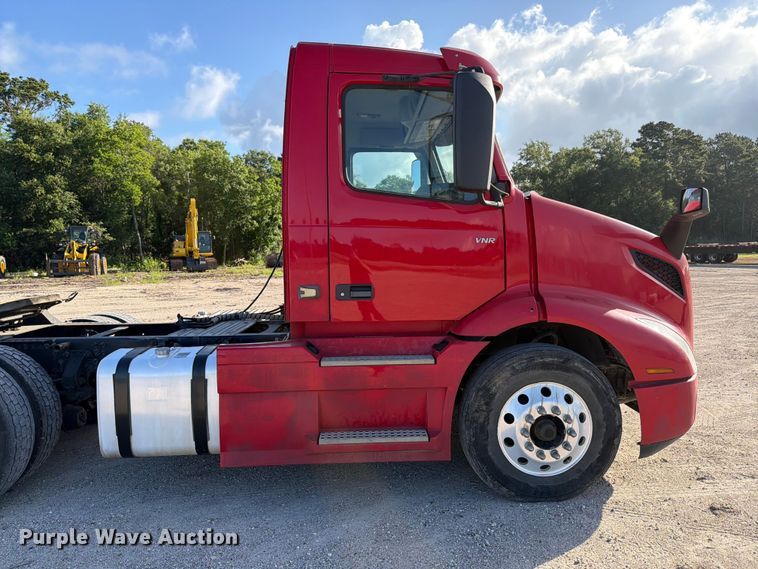 image for item ED5317 2019 Volvo VNR semi truck