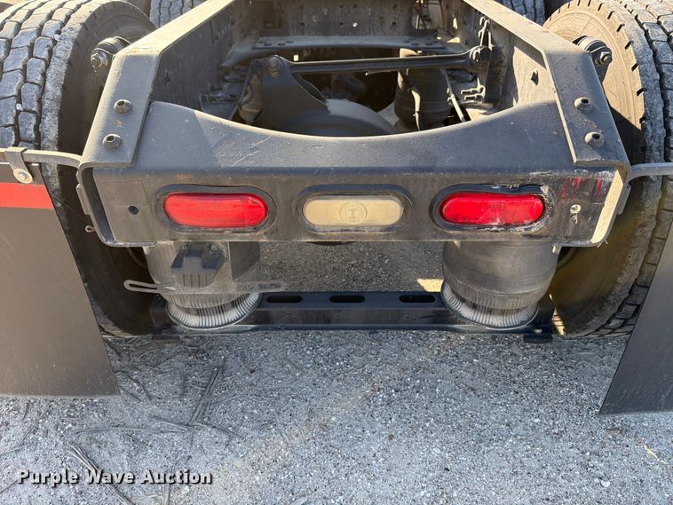 image for item ED5317 2019 Volvo VNR semi truck