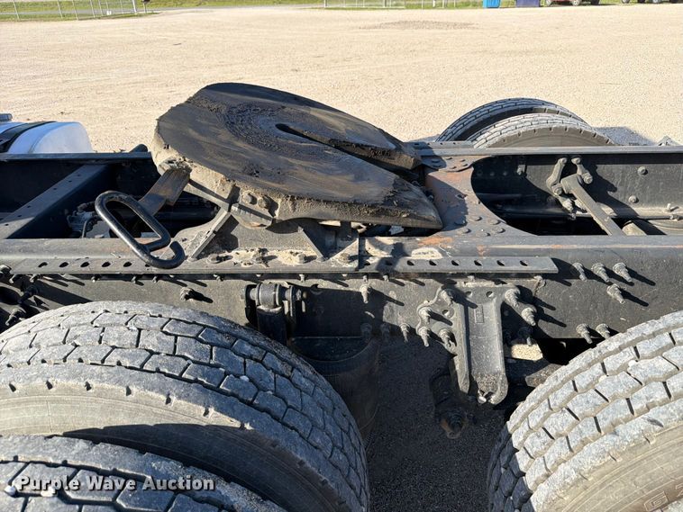 image for item ED5317 2019 Volvo VNR semi truck