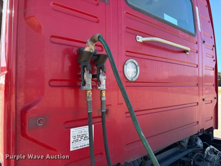image for item ED5317 2019 Volvo VNR semi truck