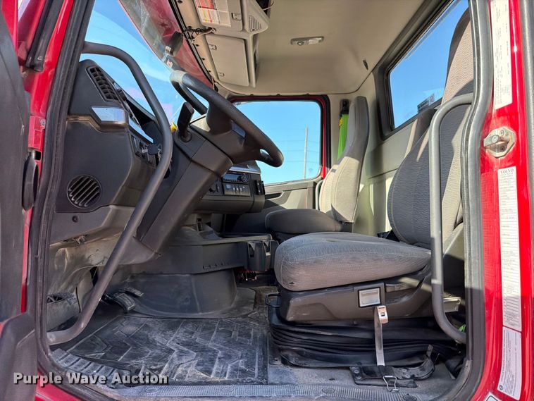 image for item ED5317 2019 Volvo VNR semi truck