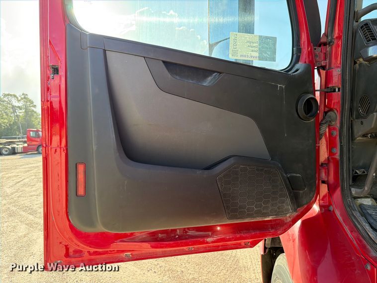 image for item ED5317 2019 Volvo VNR semi truck