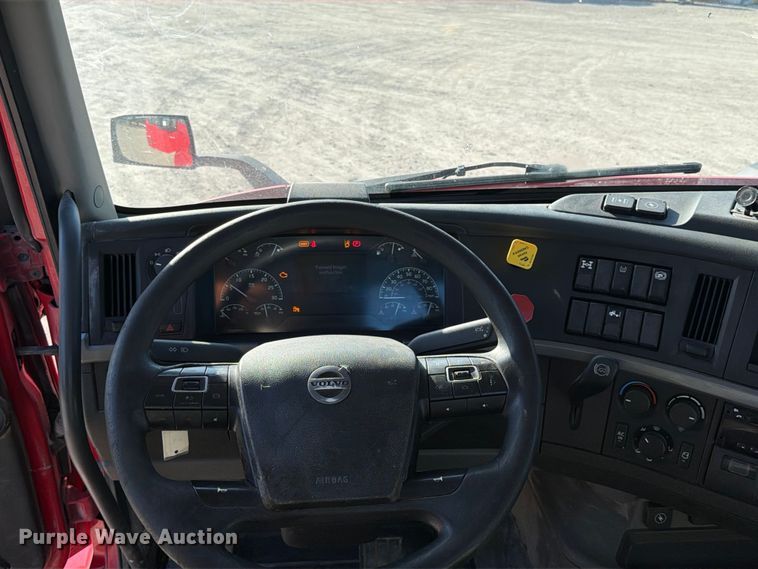 image for item ED5317 2019 Volvo VNR semi truck