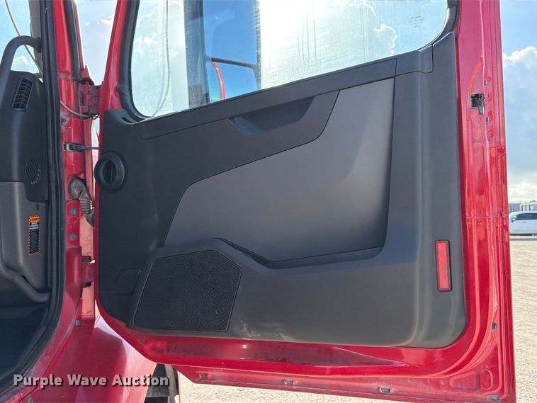 image for item ED5317 2019 Volvo VNR semi truck