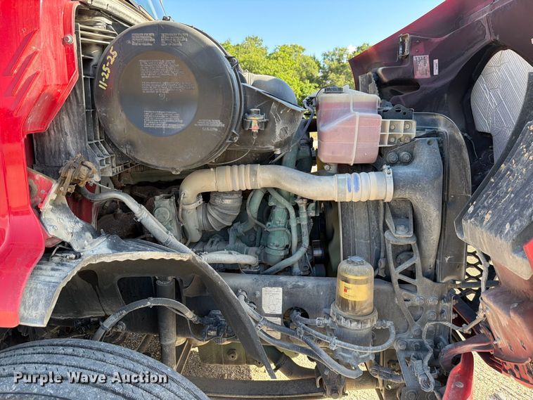 image for item ED5317 2019 Volvo VNR semi truck