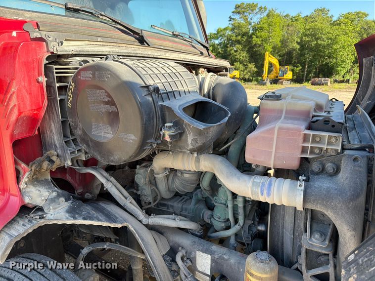 image for item ED5317 2019 Volvo VNR semi truck