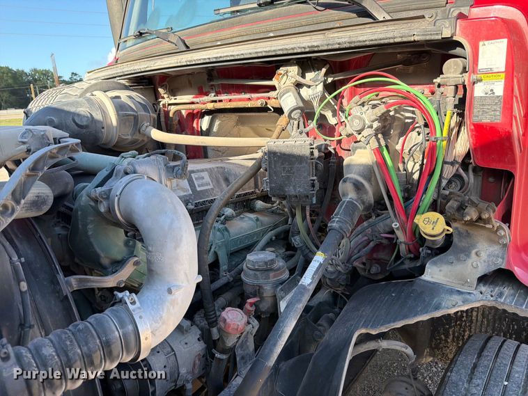 image for item ED5317 2019 Volvo VNR semi truck