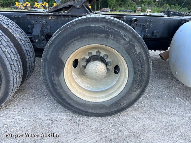 image for item ED5317 2019 Volvo VNR semi truck