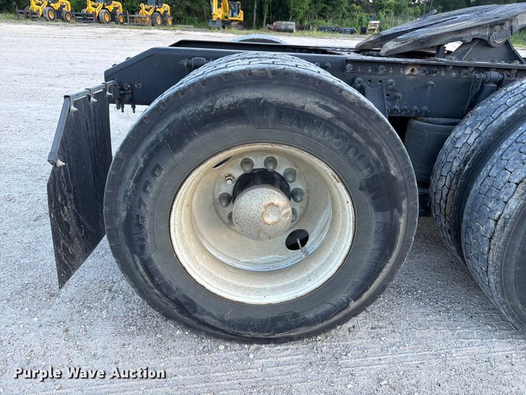 image for item ED5317 2019 Volvo VNR semi truck