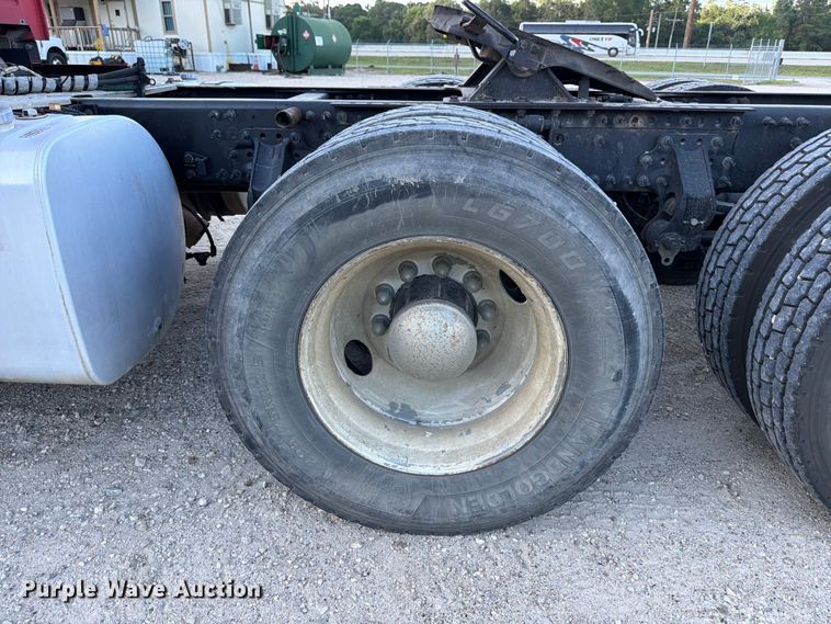 image for item ED5317 2019 Volvo VNR semi truck