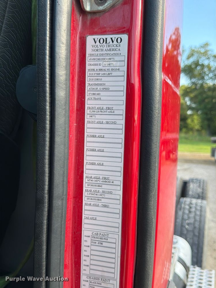 image for item ED5317 2019 Volvo VNR semi truck