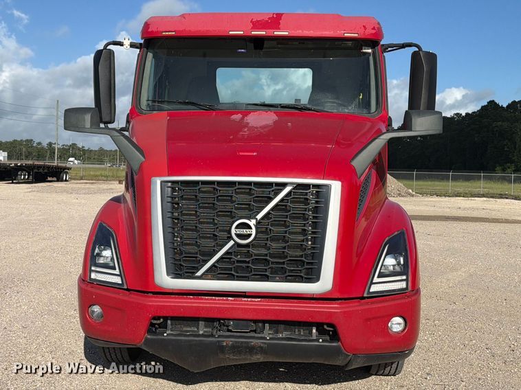 image for item ED5318 2019 Volvo VNR semi truck