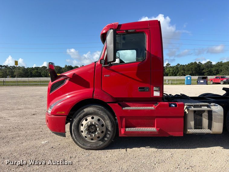 image for item ED5318 2019 Volvo VNR semi truck