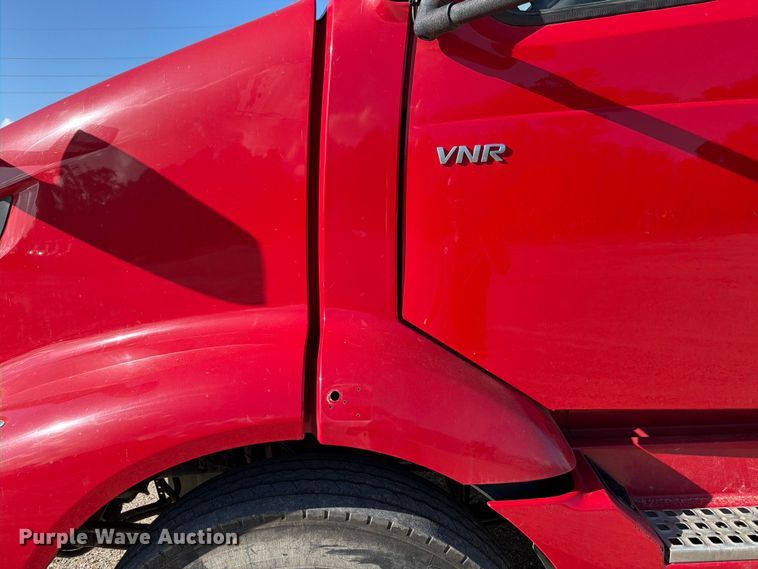 image for item ED5318 2019 Volvo VNR semi truck