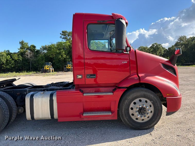 image for item ED5318 2019 Volvo VNR semi truck