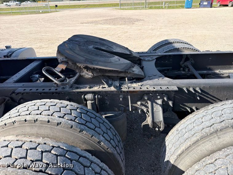 image for item ED5318 2019 Volvo VNR semi truck