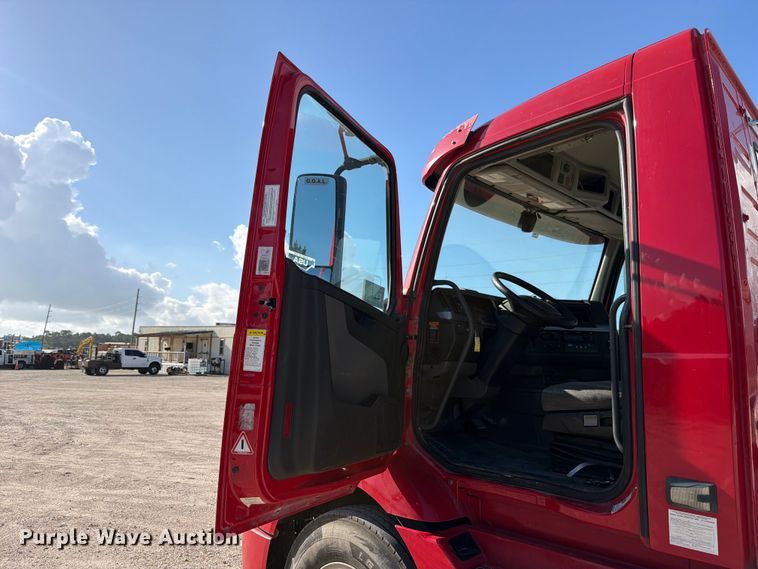 image for item ED5318 2019 Volvo VNR semi truck