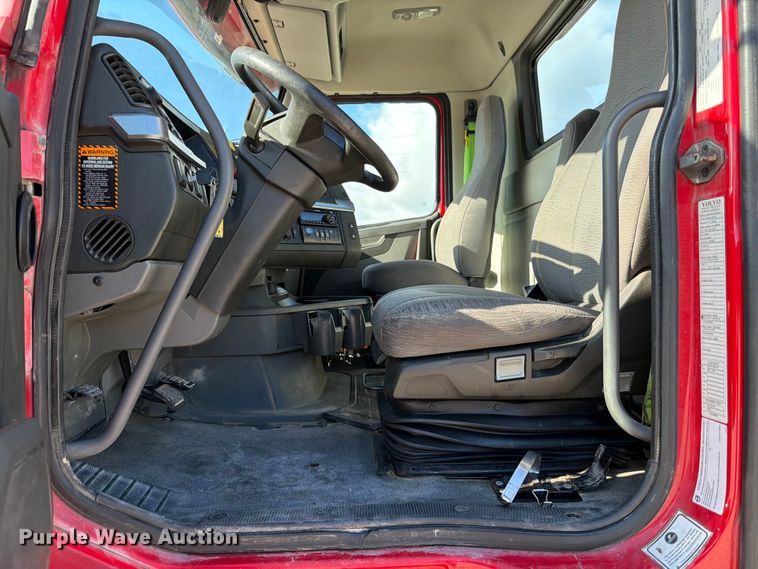 image for item ED5318 2019 Volvo VNR semi truck