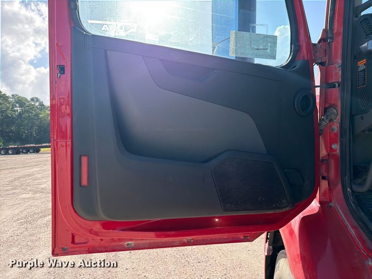 image for item ED5318 2019 Volvo VNR semi truck