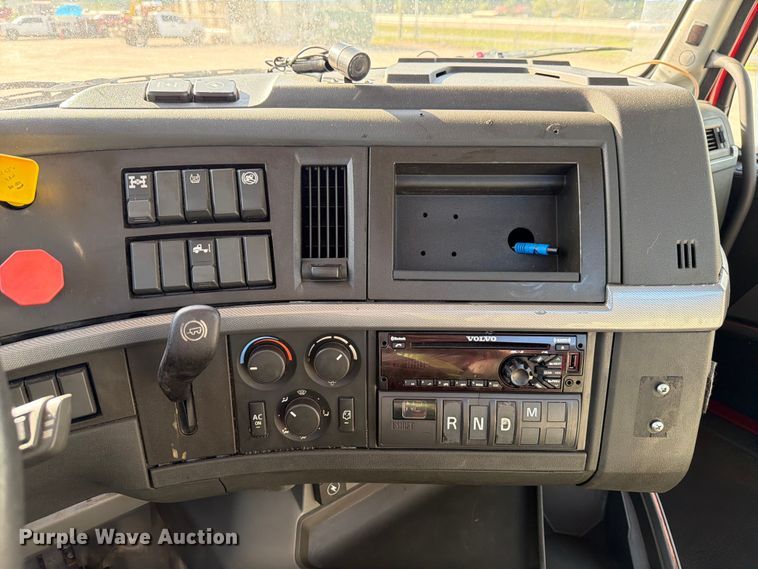 image for item ED5318 2019 Volvo VNR semi truck