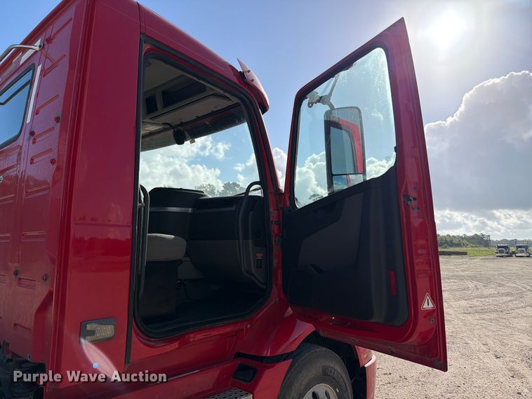image for item ED5318 2019 Volvo VNR semi truck