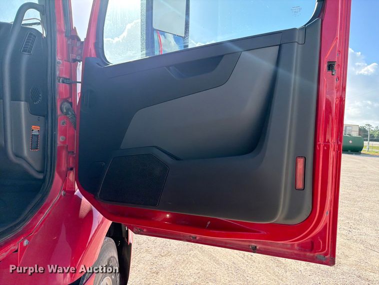 image for item ED5318 2019 Volvo VNR semi truck