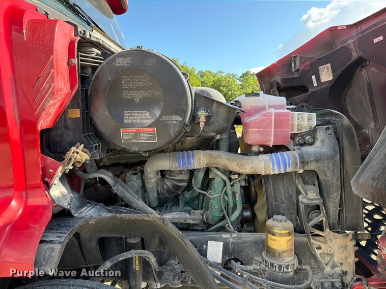 image for item ED5318 2019 Volvo VNR semi truck