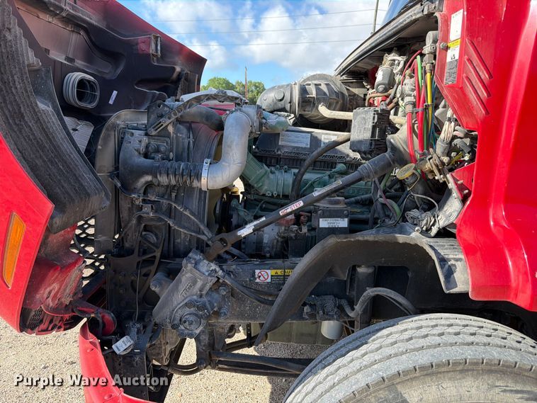 image for item ED5318 2019 Volvo VNR semi truck