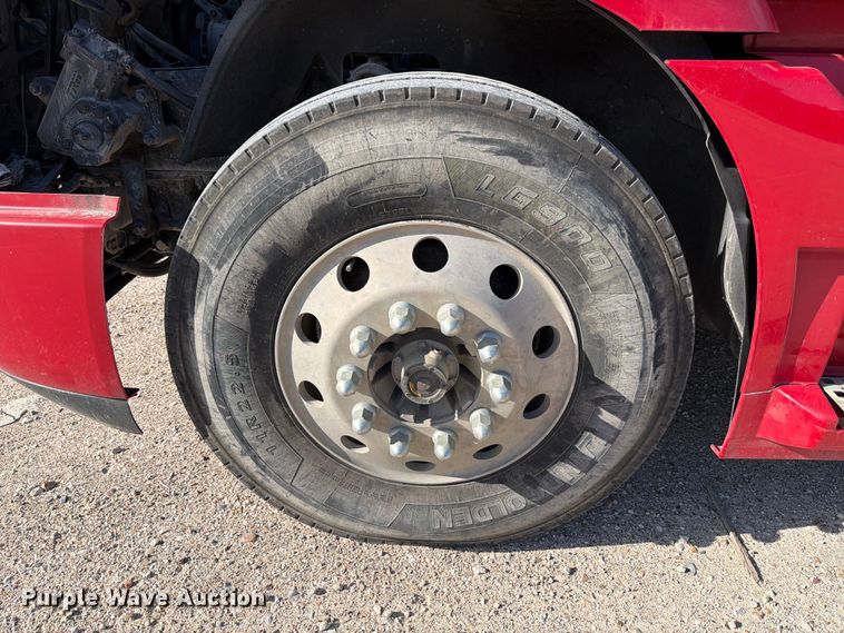 image for item ED5318 2019 Volvo VNR semi truck