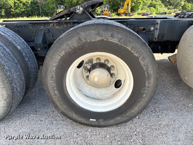 image for item ED5318 2019 Volvo VNR semi truck