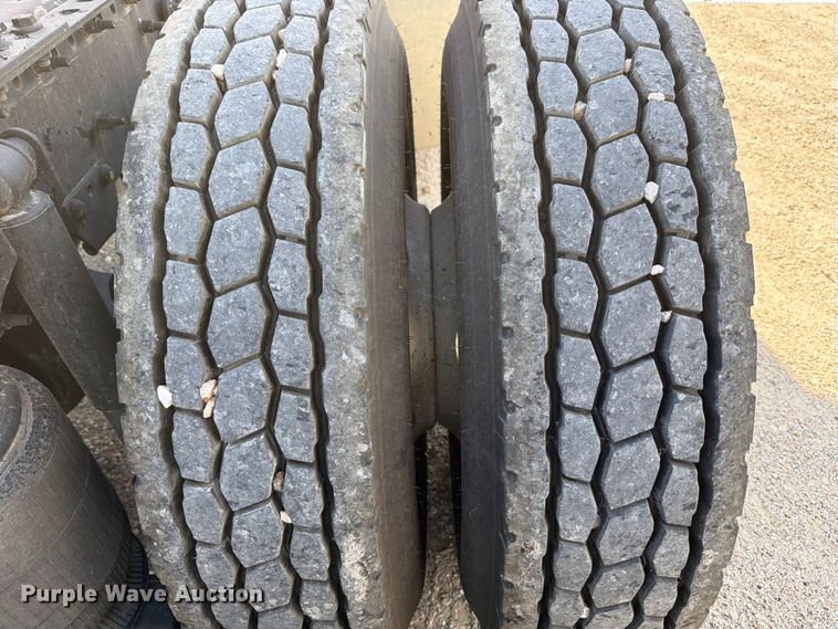 image for item ED5318 2019 Volvo VNR semi truck